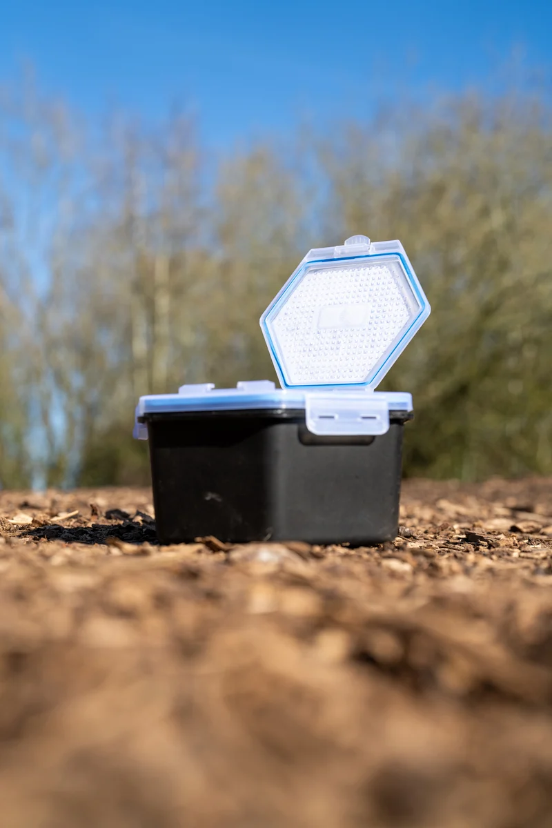 Secure-Lock Bait Box and Sieve 2L – Aasdoos met Uitneembare Aaszeef - 🎁