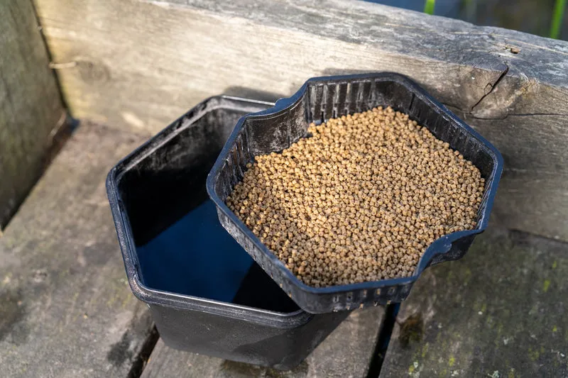 Secure-Lock Bait Box and Sieve 2L – Aasdoos met Uitneembare Aaszeef - 🎁