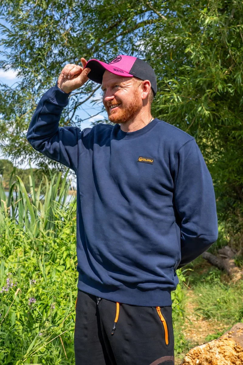 Patch Crewneck Navy – Marineblauwe Trui