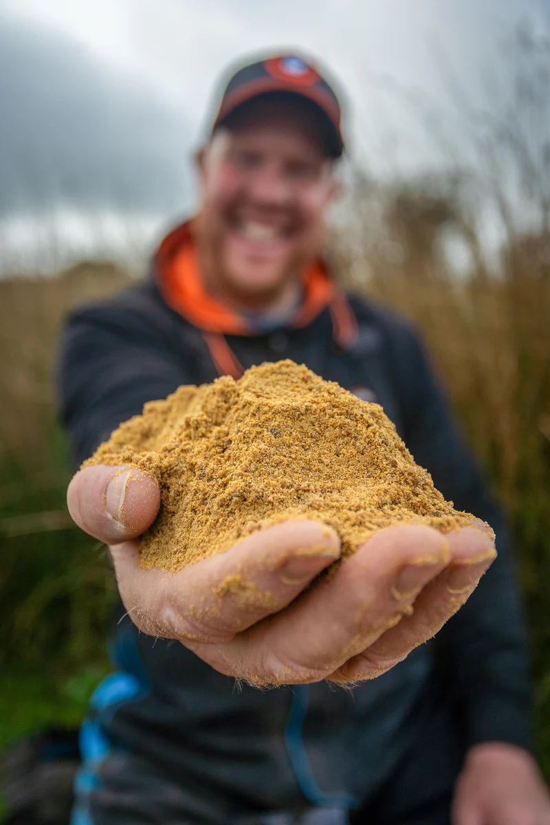 Super Crush Mega Carp Method Mix 2kg – Karpermethodgrondvoer 🎁