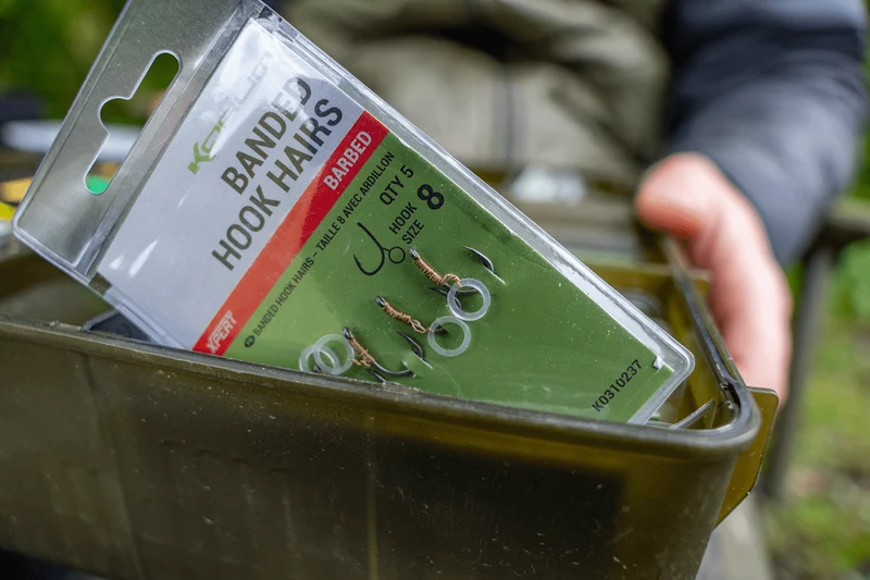Banded Hook Hairs Barbed – Haken met Bait Band en met Weerhaak