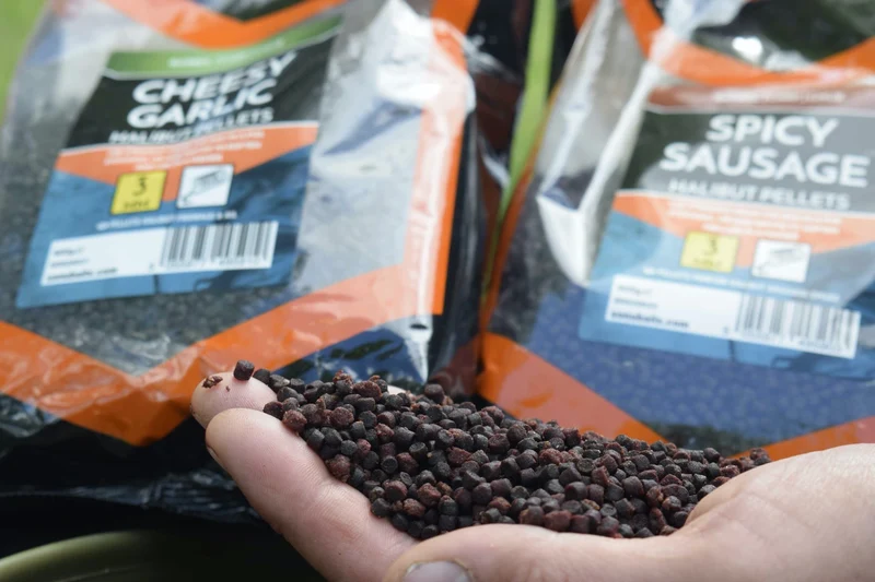 Cheesy Garlic Halibut Pellets 900g – Halibutpellets met Kaas- en Knoflooksmaak