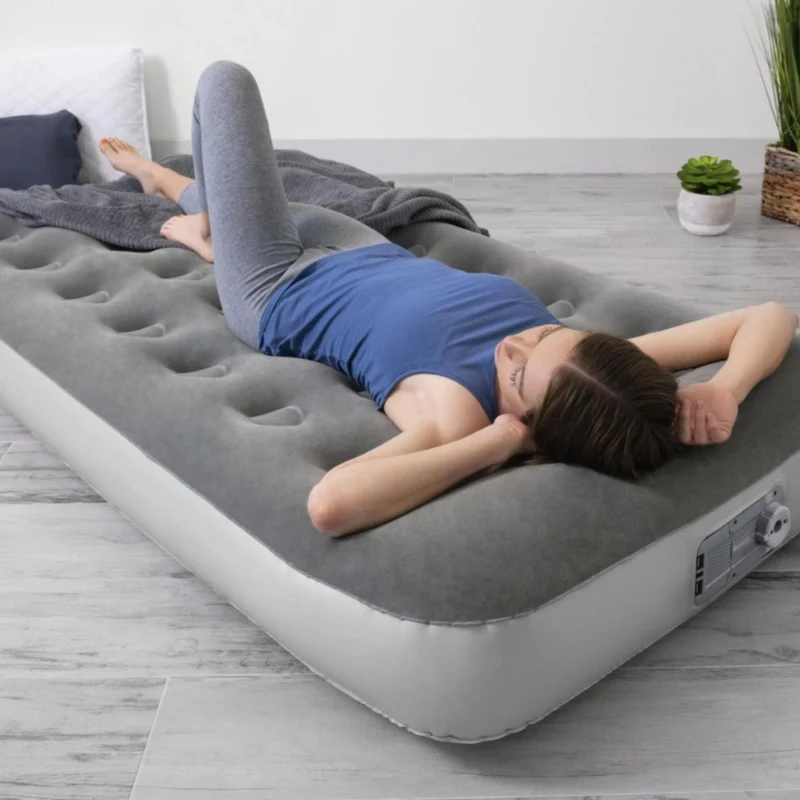Matelas pneumatique avec pompe - 74 x 39 po
