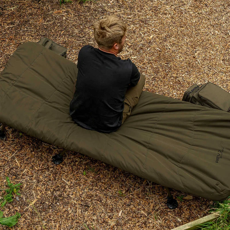 Bed Chair avec sac de couchage Avid Carp Revolve System