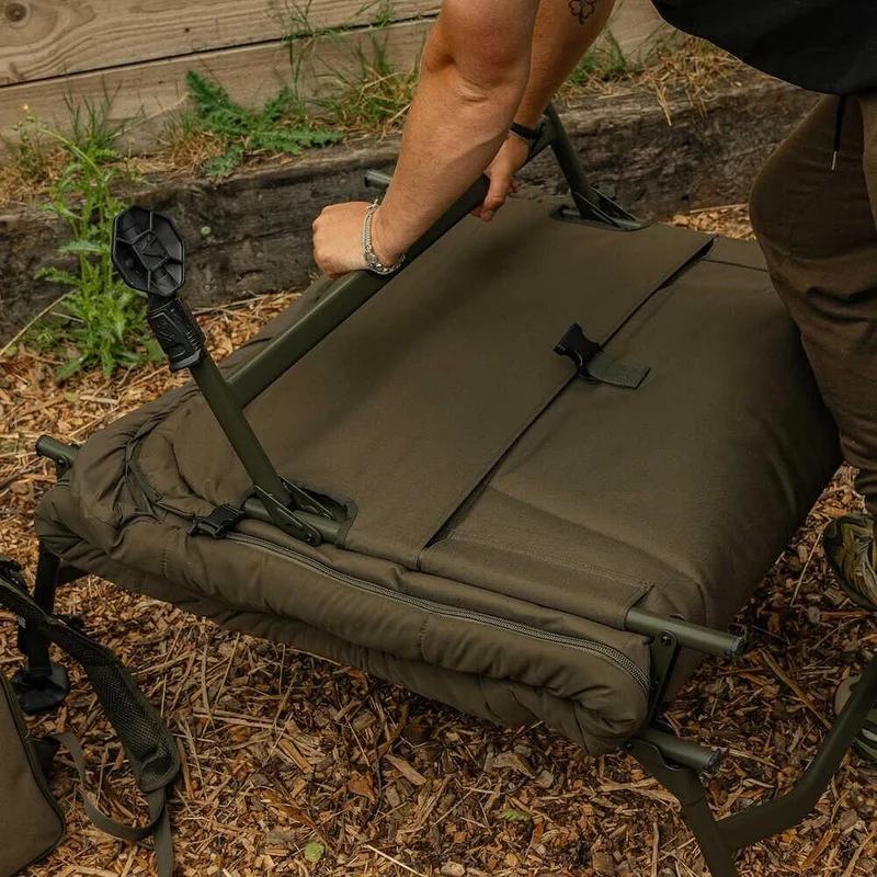 Bed Chair avec sac de couchage Avid Carp Revolve System